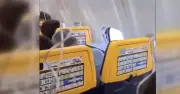 Cửa sổ máy bay vỡ giữa không trung, hành khách suýt bị hút ra ngoài