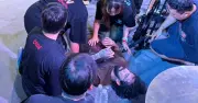 Ca sĩ Thái Lan Jeng Konalo rơi xuống hố sâu trên sân khấu do nhảy quá sung