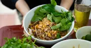 Chủ quán Hà Nội bán món phở lạ: Sợi phở hấp như bánh bao, trộn 2 loại nước xốt