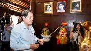 Chủ tịch Quốc hội thăm, tặng quà người có công tại TP HCM