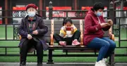 Cha mẹ dùng điện thoại 9 giờ/ngày: Thách thức thời đại số và cách làm gương