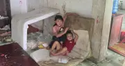 Cha tất tả sau tai nạn, mẹ bất vô âm: Tương lai 5 đứa trẻ mờ mịt