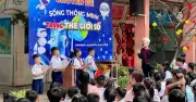 Chàng trai bạch tạng Thạch Trần Bạch Long nhận bằng thạc sĩ tâm lý, truyền cảm hứng