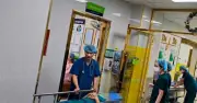 Chồng vào phòng đẻ động viên vợ, bất ngờ ngất xỉu khi con cất tiếng khóc