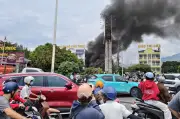 Cháy kho ống nhựa ở Nha Trang, cột khói cao hàng chục mét