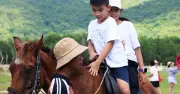 Cưỡi ngựa giữa khung cảnh hoang sơ như thuở hồng hoang ở hồ Sở Bông