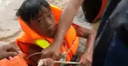 Clip nghẹt thở: Giải cứu 3 người mắc kẹt giữa dòng lũ đổ về hồ thủy điện
