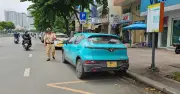 Cấm đậu trước chung cư, ô tô lại tràn vào hẻm: Người dân TP.HCM bức xúc