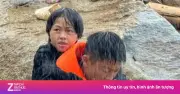 Cán bộ chiến sĩ dầm mình trong mưa lũ cứu người dân Lai Châu