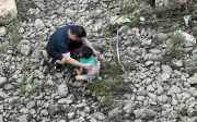 Cán bộ xã Thái Nguyên lao xuống sông cứu bé trai đuối nước