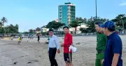 Công an làm việc với nhóm người bẻ nhật san hô ở bãi biển Hòn Chồng