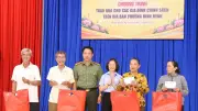 Công an tri ân gia đình chính sách, tặng học bổng thiếu nhi nghèo