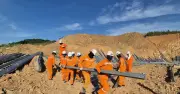 Công nhân EVNHCMC làm việc giữa nắng nóng 45 độ C trên công trình 500 kV mạch 3