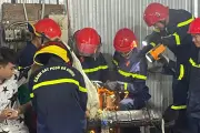 Công nhân Huế bị kẹt tay trong máy tái chế nhựa, phải phẫu thuật tại chỗ