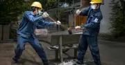 Công nhân điện lực thầm lặng thi công cáp ngầm làm đẹp đô thị TP.HCM