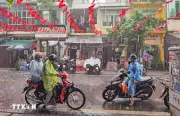 Cảnh báo mưa dông kèm lốc sét ở Hà Nội và lũ trên các sông Bắc Bộ