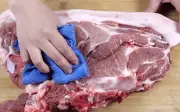 Cảnh giác với khăn người bán thịt thường dùng phủ lên thịt heo