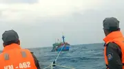 Cảnh sát biển Vùng 3 lai kéo tàu cá bị hỏng máy về đảo Đá Tây