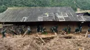Cảnh sát cơ động băng rừng vượt suối giúp dân Sơn La sau mưa lũ