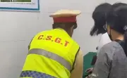 Cảnh sát giao thông Điện Biên kịp thời đưa cháu bé sốt cao co giật đi cấp cứu