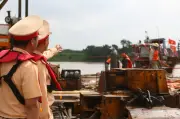 Cảnh sát đường thủy Hà Nội kiểm tra an toàn các cầu vượt sông