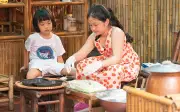Con gái Tuấn Hưng khéo tay tráng bánh cuốn trong 'Mẹ vắng nhà ba là siêu nhân'