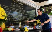 Con trai liệt sĩ Lê Thị Riêng thắp nhang hy vọng giữa công viên mang tên mẹ