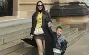 Con trai Minh Hằng gây chú ý khi du lịch Australia cùng mẹ