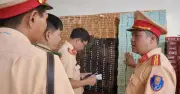 CSGT Huế phát hiện xe khách chở hơn 27.000 bao thuốc lá lậu