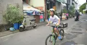 Cậu bé 9 tuổi rao bán trứng bằng thơ ở TP.HCM khiến cả xóm mê