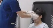 Cậu bé nhìn ai cũng như người lạ nhận món quà vô giá từ người chưa từng gặp