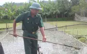 Cựu chiến binh Nguyễn Hữu Dinh vượt khó nuôi ốc bươu đen thu 200 triệu/năm