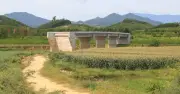 Cầu Mô Vĩnh 'đứng chơ vơ' vì thiếu đường dẫn, dân vẫn qua cầu tạm nguy hiểm
