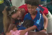 Cầu thủ Cape Verde khóc nghẹn trong vòng tay vợ con sau trận thua Argentina