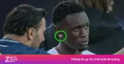 Cầu thủ Mỹ Balogun đeo khuyên tai kim cương sau thẻ đỏ World Cup