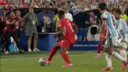 Cầu thủ Thụy Sĩ khóc nức nở sau thẻ đỏ vì ăn vạ ở tứ kết World Cup 2026