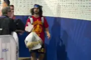 Cucurella xách cúp vô địch World Cup trong túi nylon gây sốt mạng