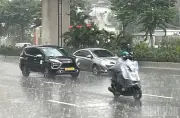 Dự báo thời tiết ngày 3/7: Hà Nội mưa to, vùng áp thấp vào Biển Đông
