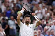 Djokovic áp đảo Tsitsipas, lần thứ 20 vào vòng ba Wimbledon