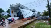 Dông lốc gây thiệt hại nặng tại Cà Mau, 4 người bị thương