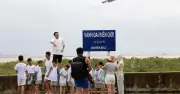 Du khách đổ về Trà Cổ nhặt ốc điếu sau bão số 1