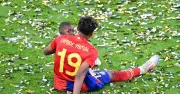 Em trai Yamal gây sốt World Cup 2026 với màn lè lưỡi ăn mừng đáng yêu