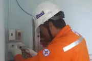 EVNHCMC triển khai dịch vụ lắp đặt, thay dây dẫn sau công tơ cho khách hàng