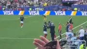 Fancam ghi cảnh HLV Deschamps cúi chào khi Mbappe rời sân