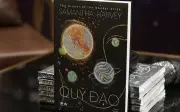 Góc nhìn độc đáo về quỹ đạo của Samantha Harvey