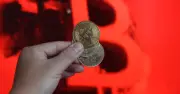Giá Bitcoin hôm nay 17.7.2026: Lao dốc khi chứng khoán Mỹ bị bán tháo