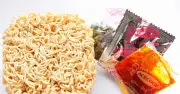 Gói súp, dầu, rau thịt sấy trong mì ăn liền có thực sự an toàn?