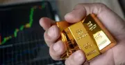 Giá vàng lao dốc, SPDR Gold Trust âm thầm gom hơn 10 tấn vàng