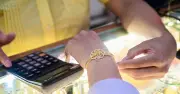 Giá vàng lao dốc, tay chơi lớn tiếp tục gom hàng chục tấn vàng