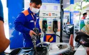 Giá xăng giảm mạnh, E5 RON92 xuống dưới 20.000 đồng/lít